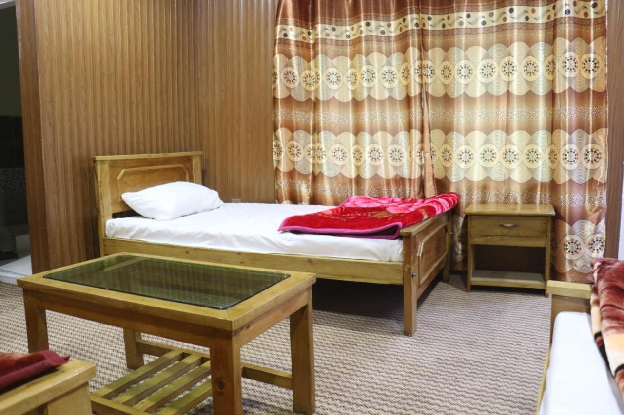 Golden Peak Guest House กิลกิต ภายนอก รูปภาพ