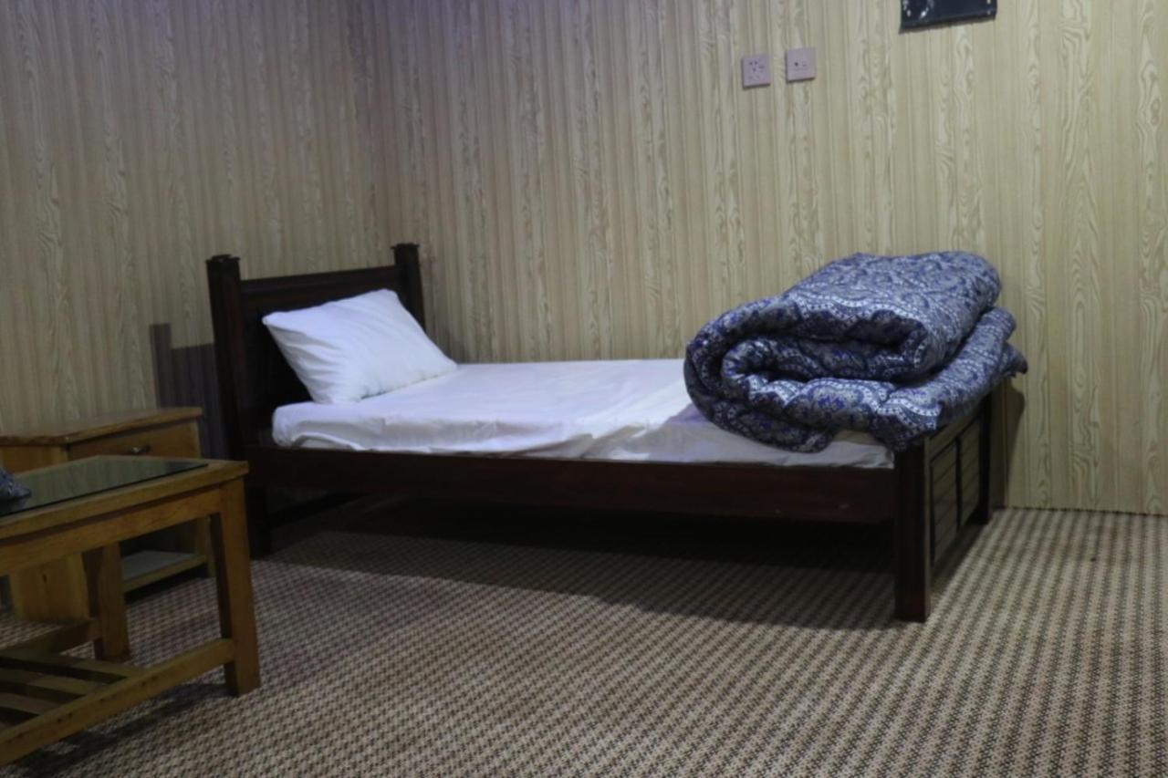 Golden Peak Guest House กิลกิต ภายนอก รูปภาพ